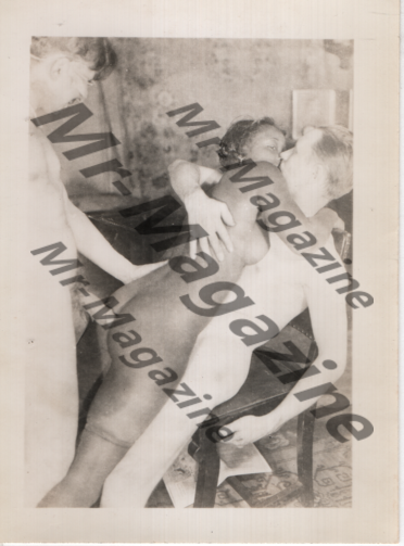 Adult Vintage B&W Pinup Photo 4"x5" Brunette & Blond Models Three-Way RT-37