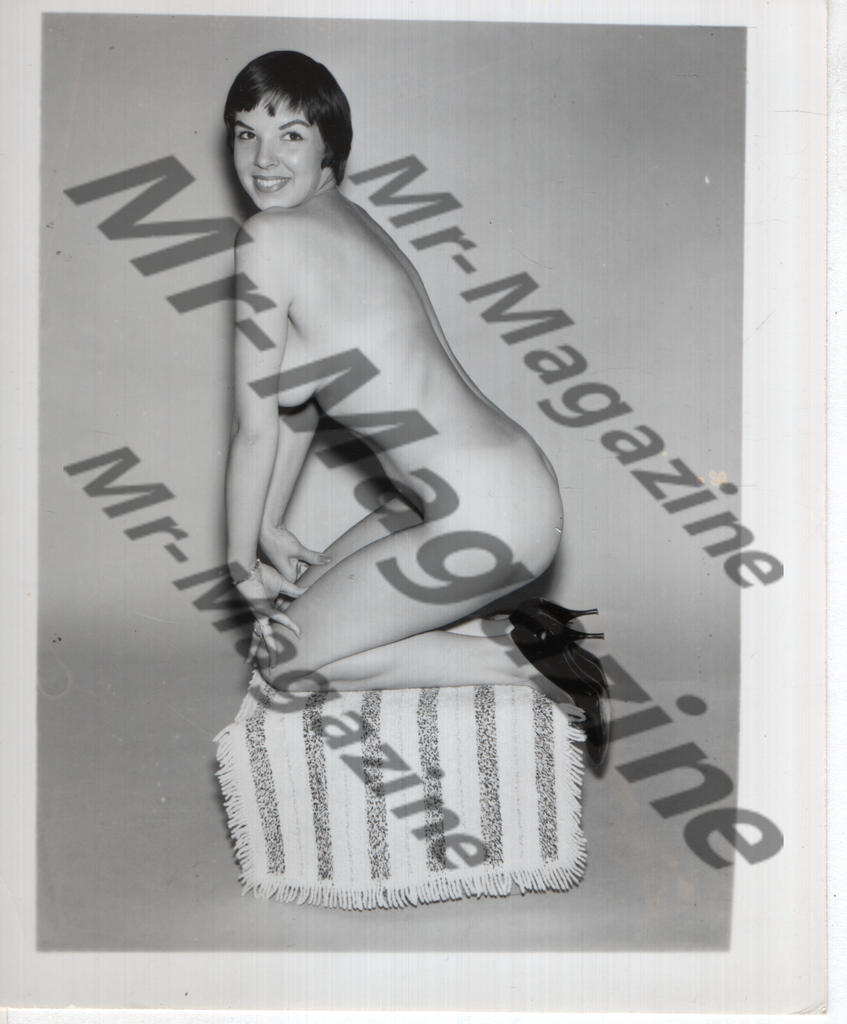 Adult Vintage B&W Pinup Photo 5"x4" Brunette Model High Heels RV-31