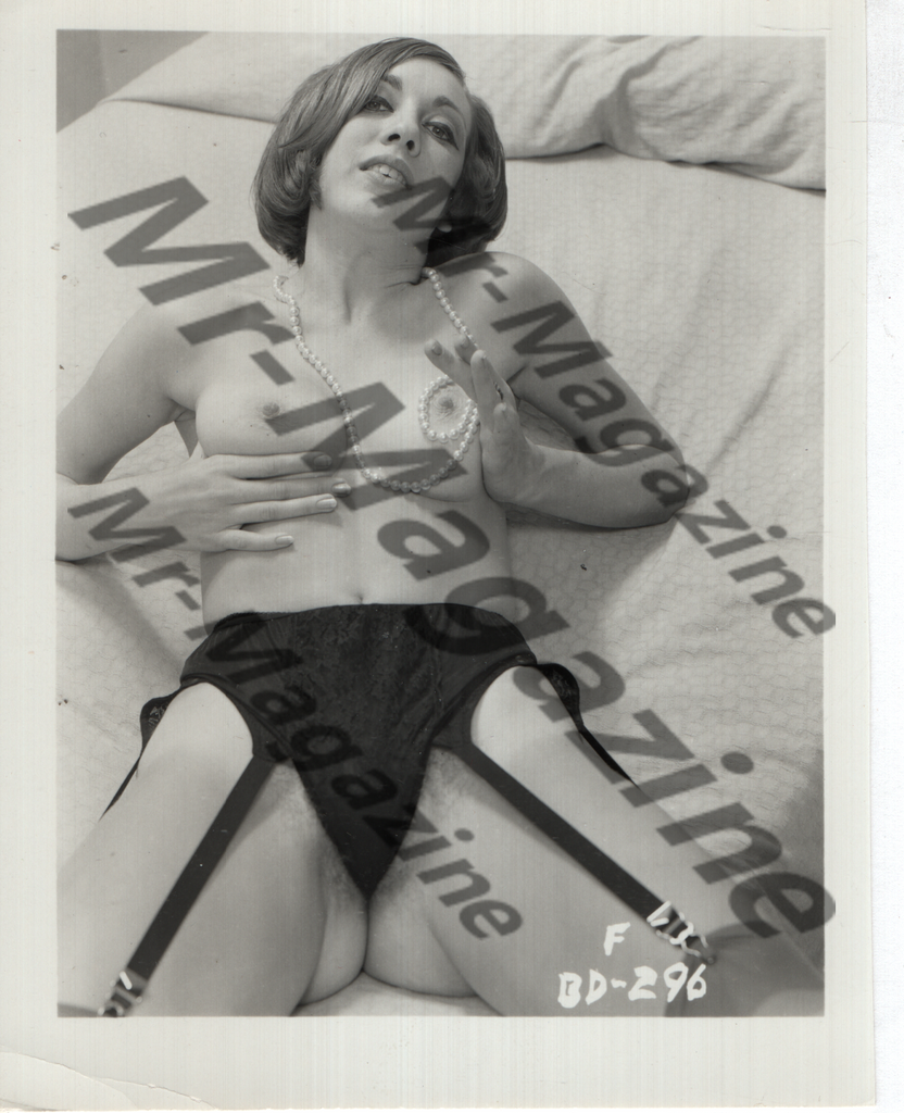Adult Vintage B&W Pinup Photo 4"x5" Blonde Lingerie & Nylons & Pearls Model RW-50