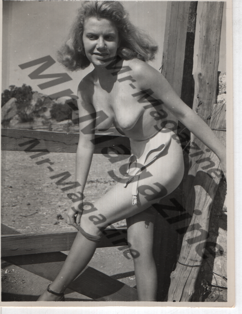 Adult Vintage B&W Pinup Photo 4"x5" Blonde Nude Model Outdoors CC-01