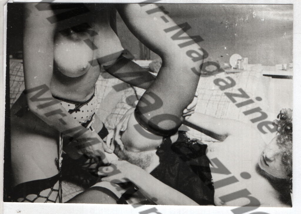 Adult Vintage B&W Pinup Photo 4"x3.5" Lesbian Interest Brunette & Blonde Models Using Dildo CG-74