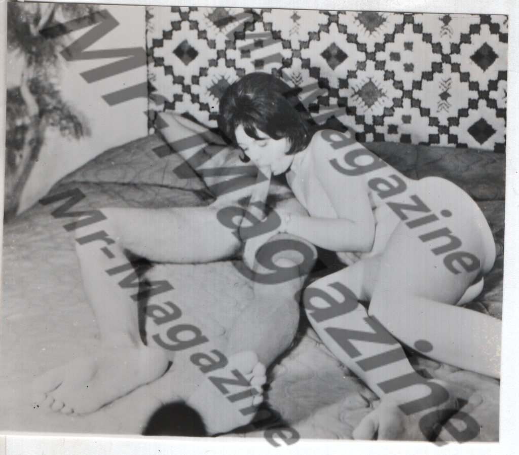Adult Vintage B&W Pinup Photo 4"x3.5" Straight Interest Barefoot Brunette Models Fellatio CG-43
