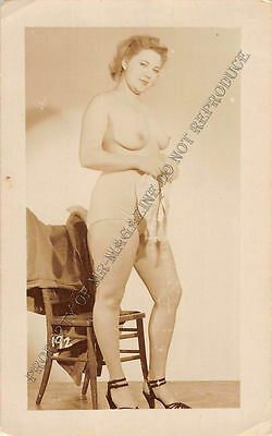 Adult B&W Photo 1940s/50s 2.5x4 Beautiful Brunette Posing Topless Pin Up 51MG