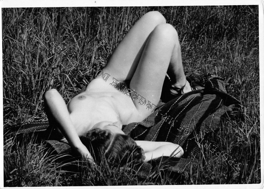 Adult Vintage 1950s B&W Photo 4x6 Sexy Brunette Naked Outdoors Hairy Erotic 10FE