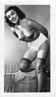 Adult B&W Photo 1940s/50s 2.5x4 Beautiful Brunette Posing Topless Pin Up 95MG