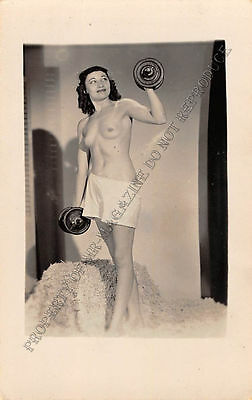 Adult B&W Photo 1940s/50s 2.5x4 Beautiful Brunette Topless Lifting Weights 35MG