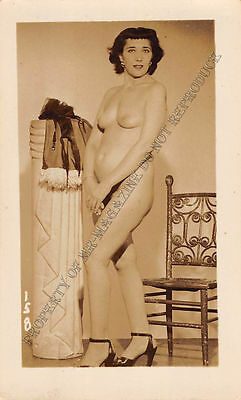 Adult B&W Photo 1940s/50s 2.5x4 Beautiful Brunette Posing Nude Pin Up 163MG