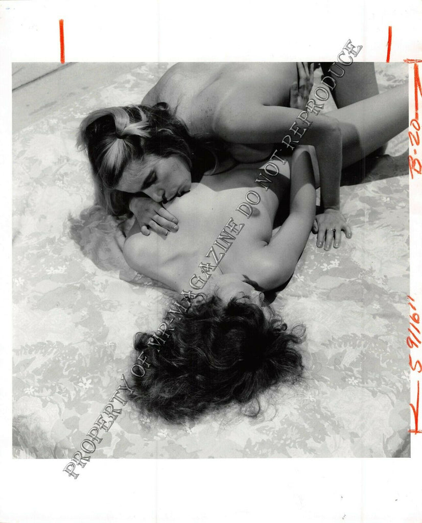 Adult B&W Photo 8x10 Sexy Lesbians Fucking Licking Sucking Titties Pussy 127FR