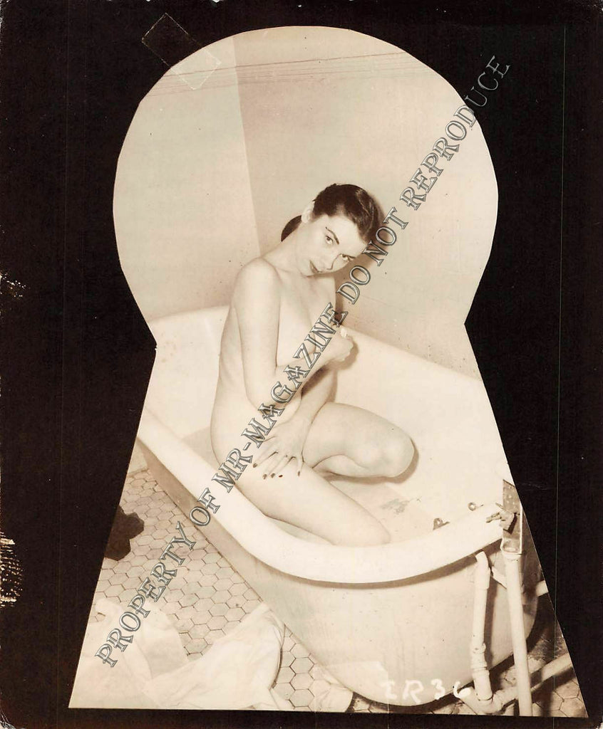 Adult Vintage 1950s B&W Photo 4x5 Brunette Housewife in Bath Tub Seductive 230FF