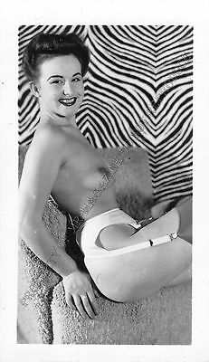 Adult B&W Photo 1940s/50s 2.5x4 Beautiful Brunette Posing Nude Pin Up 227MG