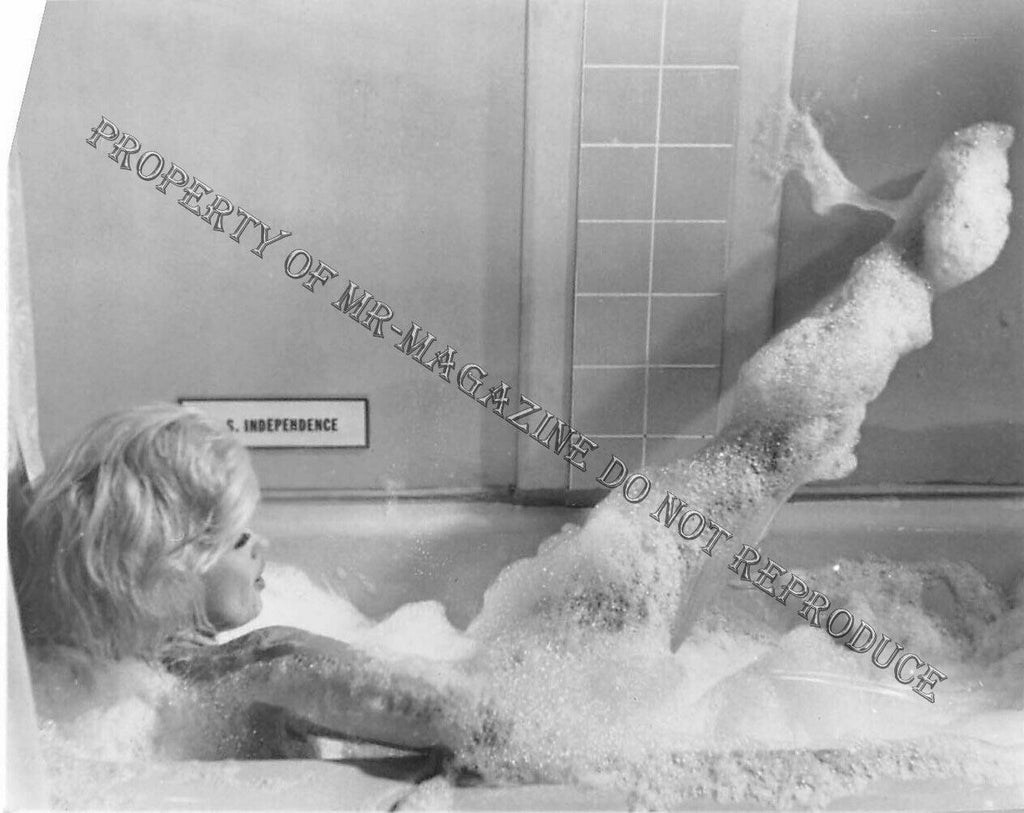 Adult Vintage 1950s B&W Photo 3.5x4 Beautiful Blonde Pin Up Naked in Bath 299FF