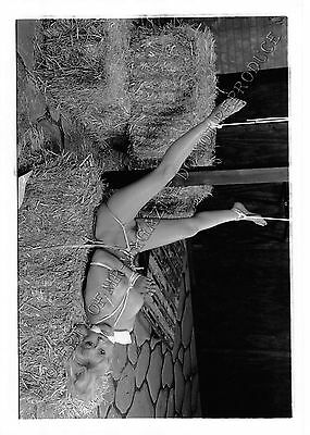 Adult 1990s B&W Photo 5x7 Bondage Greta Carlson BUSTY MILF Bound on Hay 141MZ