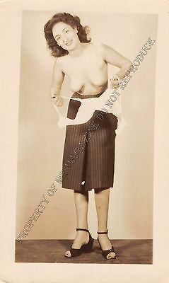 Adult B&W Photo 1940s/50s 2.5x4 Beautiful Brunette Seductively Undressing 38MH