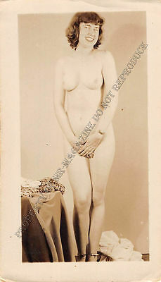 Adult B&W Photo 1940s/50s 2.5x4 Beautiful Brunette Posing Nude Pin Up 142MG