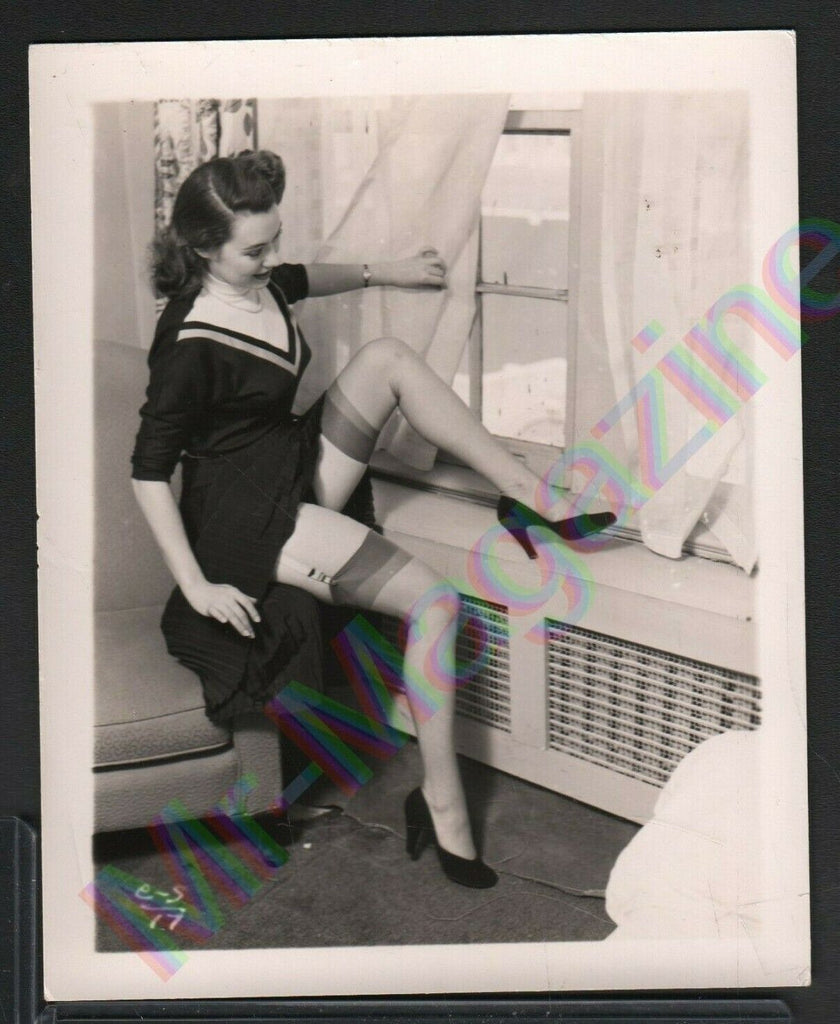 Vintage B&W Risque Pinup 4"x5" Sexy Brunette Classic Cheesecake AQ71