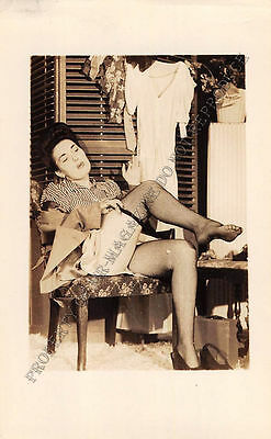 Adult B&W Photo 1940s/50s 2.5x4 Beautiful Brunette Seductively Undressing 20MH