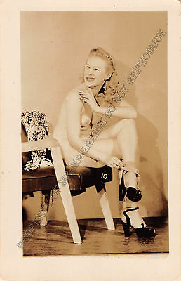 Adult B&W Photo 1940s/50s 2.5x4 Beautiful Blonde Nude Posing Seductively 180MH