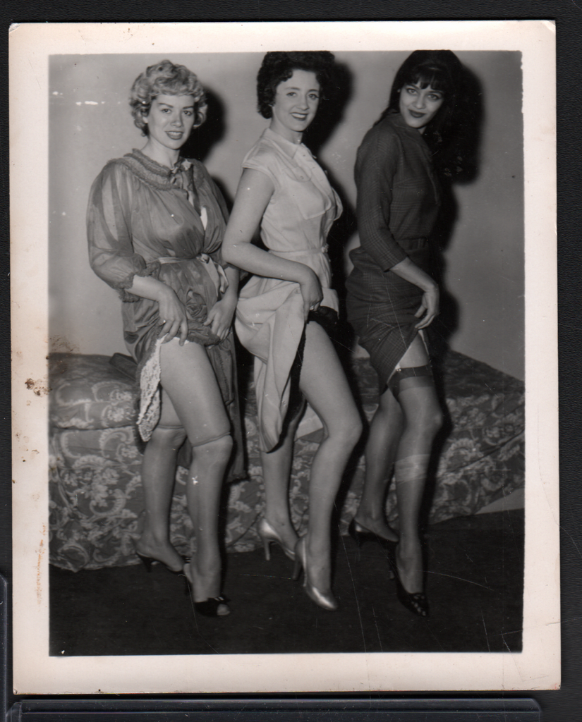 Vintage B&W Pinup Risque Photo 4"x5" Sexy Beautiful Cheesecake AG14