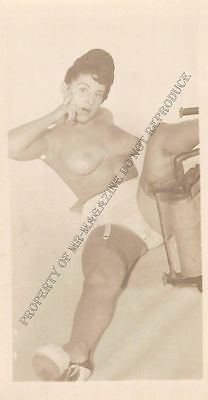 Adult B&W Photo 1940s/50s 2.5x4 Beautiful Brunette Posing Topless Pin Up 196MF