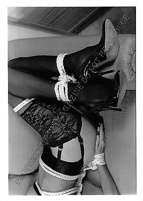 Adult 1990s B&W Photo 5x7 Bondage MILF Ashley Renee Bound Tied Up on Couch 174NK