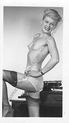 Adult B&W Photo 1940s/50s 2.5x4 Beautiful Blonde Nude Posing Seductively 205MH