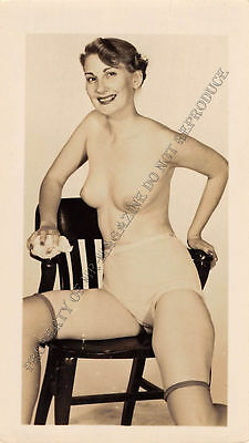 Adult B&W Photo 1940s/50s 2.5x4 Beautiful Brunette Posing Topless Pin Up 31MG