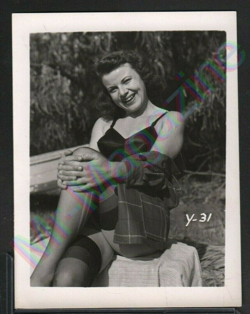 Vintage B&W Risque Pinup 4" x 5" Sexy Brunette Cheesecake AU59