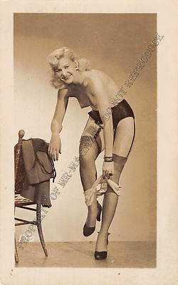 Adult B&W Photo 1940s/50s 2.5x4 Beautiful Blonde Seductively Undressing 240MH