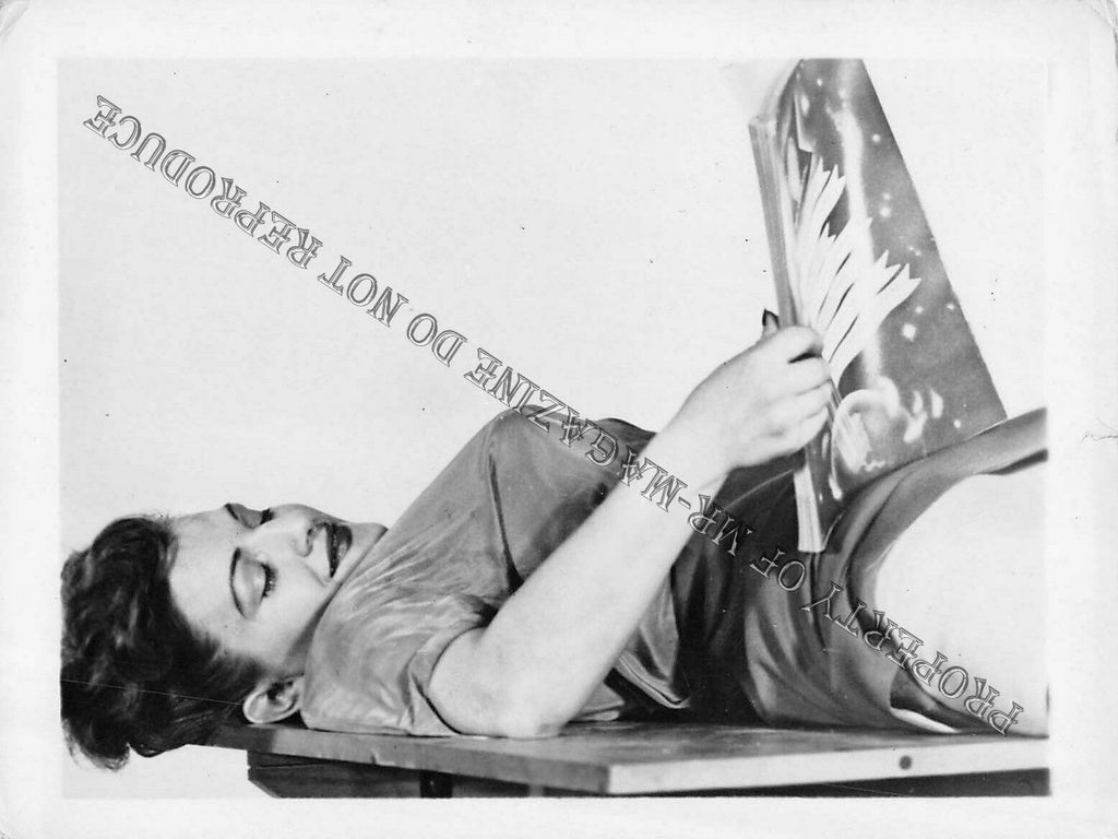 Adult Vintage 1950s B&W Photo 4x5 Beautiful Brunette Pin Up Model Reading 294FF
