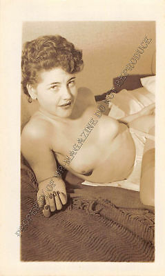 Adult B&W Photo 1940s/50s 2.5x4 Beautiful Brunette Posing Topless Pin Up 9MG