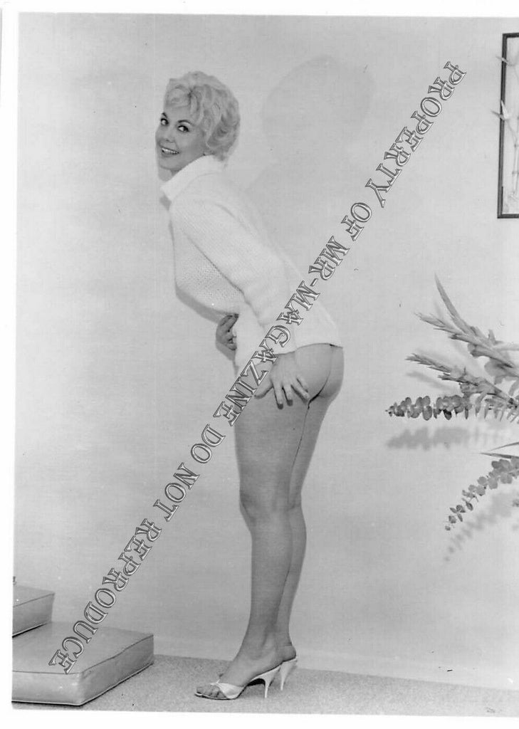 Adult Vintage 1950s B&W Photo 3.5x5 Sexy Blonde No Bottoms Showing Ass 87FG