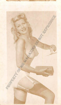 Adult B&W Photo 1940s/50s 2.5x4 Beautiful Blonde Nude Posing Seductively 214MH