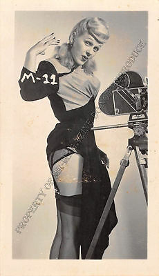 Adult B&W Photo 1940s/50s 2.5x4 Beautiful Brunette Clothed Seductive Pose 268MG