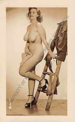Adult B&W Photo 1940s/50s 2.5x4 Beautiful Blonde Nude Posing Seductively 186MH