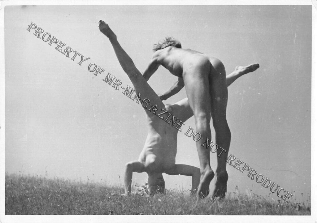 Adult Vintage 1950s B&W Photo 4x6 Sexy Lesbians Nude Acrobatics Outside 124FF