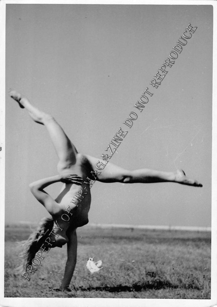 Adult Vintage 1950s B&W Photo 4x6 Sexy Brunette Nude Outdoors Acrobatics 255FF