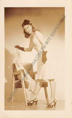 Adult B&W Photo 1940s/50s 2.5x4" Beautiful Brunette Posing in Clothing 8MF