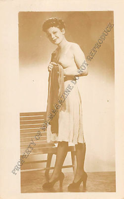 Adult B&W Photo 1940s/50s 2.5x4 Beautiful Brunette Seductively Undressing 70MH