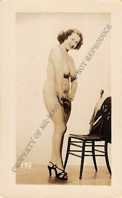 Adult B&W Photo 1940s/50s 2.5x4" Beautiful Brunette Posing Nude Seductively 64MF