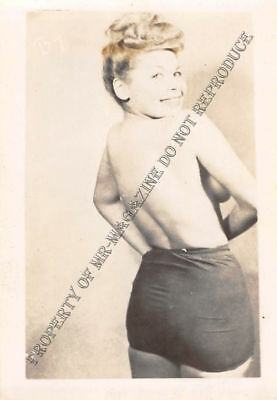 Adult Vintage B&W Photo 2.5x3 Beautiful Brunette Pinup Posing Seductive 39HU