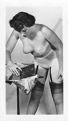 Adult B&W Photo 1940s/50s 2.5x4 Beautiful Brunette Posing Topless Pin Up 70MG