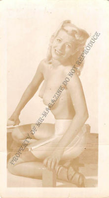 Adult B&W Photo 1940s/50s 2.5x4 Beautiful Blonde Nude Posing Seductively 211MH