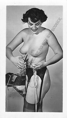 Adult B&W Photo 1940s/50s 2.5x4 Beautiful Brunette Posing Topless Pin Up 68MG