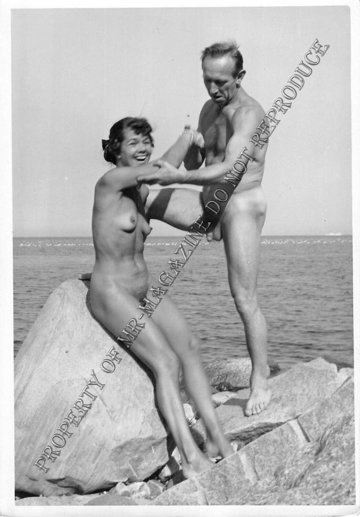 Adult Vintage 1950s B&W Photo 4x6 Naked Man & Woman Outdoors Sexy Nude 189FE