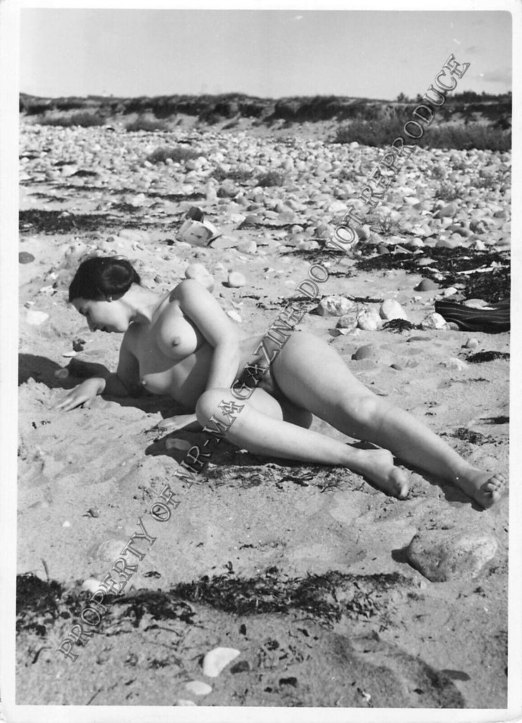 Adult Vintage 1950s B&W Photo 4x6 Sexy Brunette Nude Hairy Pussy on Beach 93FE