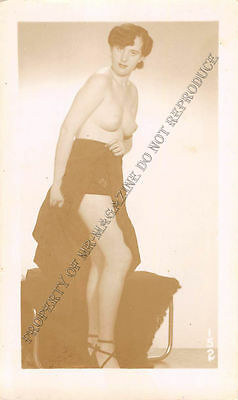 Adult B&W Photo 1940s/50s 2.5x4 Beautiful Brunette Posing Topless Pin Up 29MG