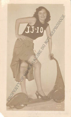 Adult B&W Photo 1940s/50s 2.5x4 Beautiful Brunette Clothed Seductive Pose 253MG