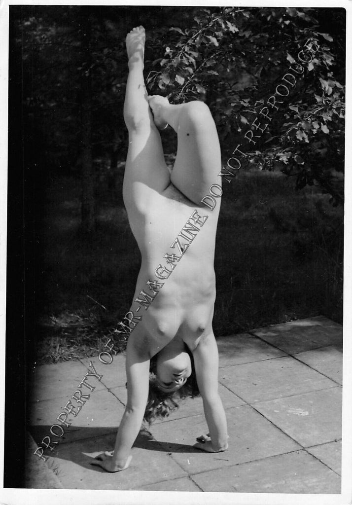 Adult Vintage 1950s B&W Photo 4x6 Sexy Brunette Nude Outdoors Acrodbatics 254FF