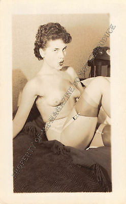 Adult B&W Photo 1940s/50s 2.5x4 Beautiful Brunette Posing Topless Pin Up 8MG