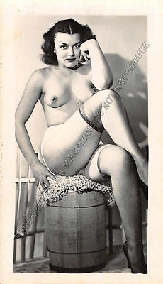 Adult B&W Photo 1940s/50s 2.5x4 Beautiful Brunette Posing Topless Pin Up 94MG